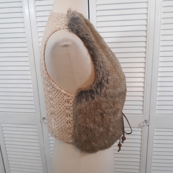 Umgee faux fur crochet vest sz medium - Picture 4 of 4